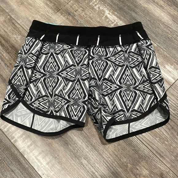 Ivivva -Girls Shorts- Black and White- Size 12 - Picture 1 of 9